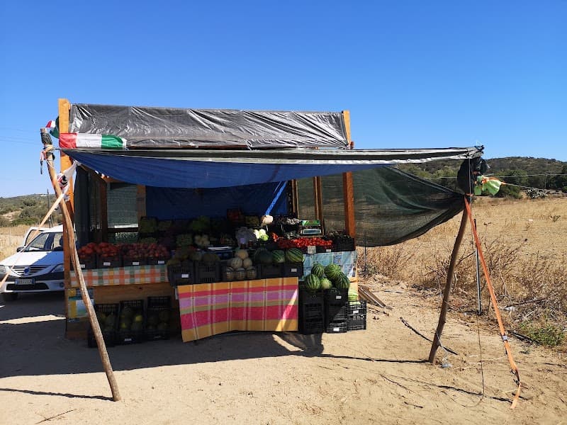Immagine di Chiosco vendita diretta di frutta al bivio per Costa Rei a Muravera, Sardegna