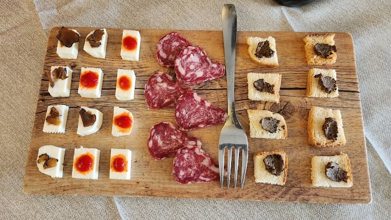 Immagine di Azienda agricola Aloi Luca - Andar per tartufi a Montà, Piemonte