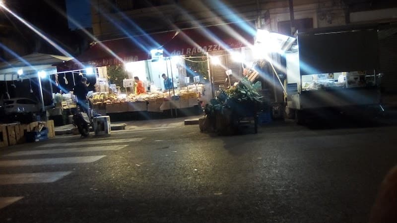 Immagine di Frutta E Verdura Dai Ragazzi a Palermo, Sicilia